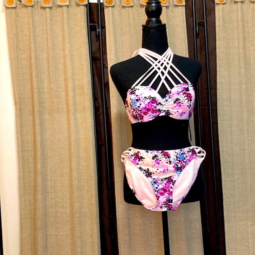 Ambrielle size med bathing suit.  Still has tag.